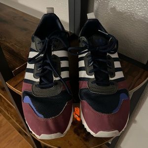 Men’s Adidas tennis shoe size 91/2